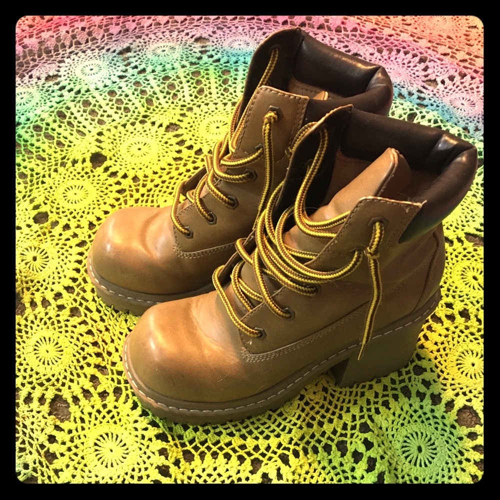 Hiking Boot Heels 🥾🍑